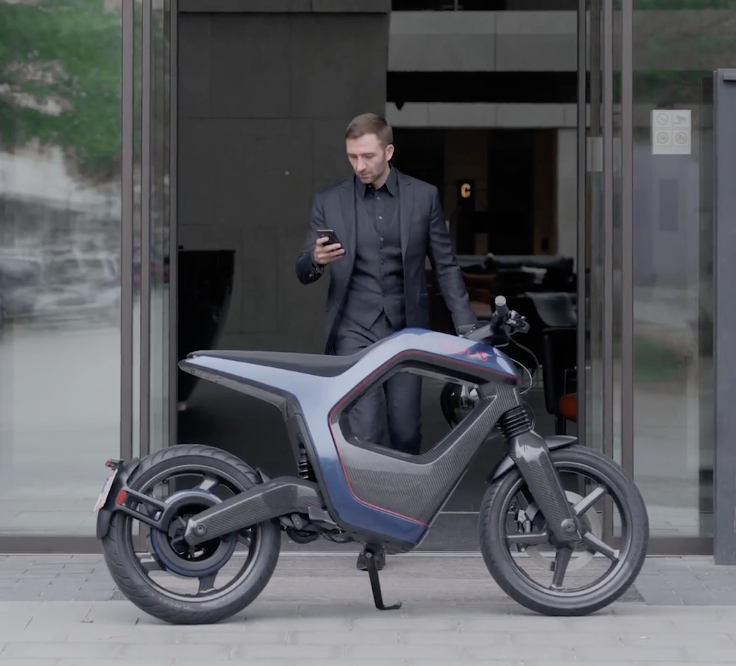 NOVUS E-Bike vor einem Firmeneingang