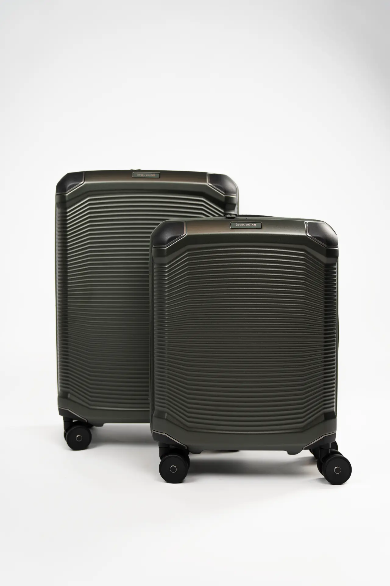 Zwei travelite Koffer im Studio