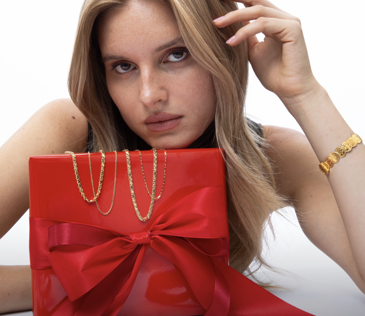Model mit Goldschmuck und rotem Geschenkbox-Motiv von Hatay