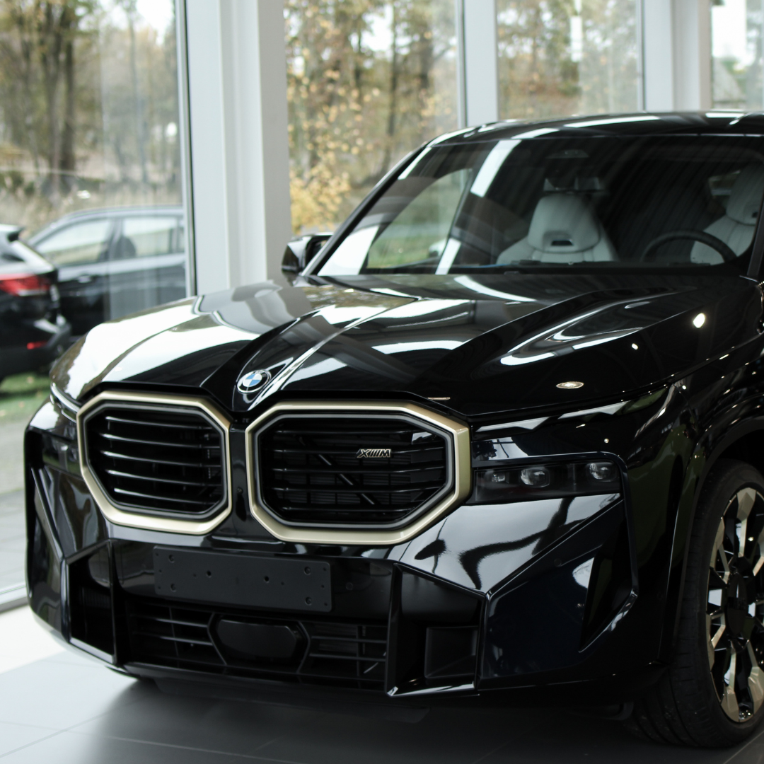 Showroom mit Fahrzeug bei STADAC / May & Olde